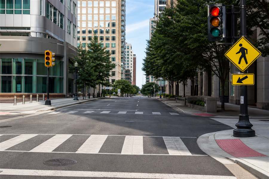 Sinalização de trânsito em via urbana